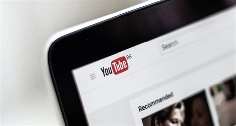 Korzystanie z YouTube w przeglądarkach mobilnych.